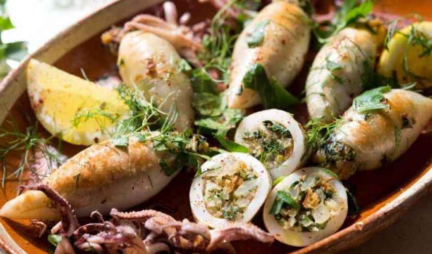 Calamari ripieni: ricetta da fare in bianco al sugo, consigli cottura