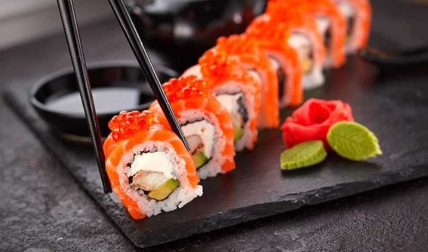 Sushi ricetta originale giapponese: riso, pesce crudo, alga nori