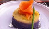 Tortino di patate viola e gialle con salmone: ricetta e preparazione