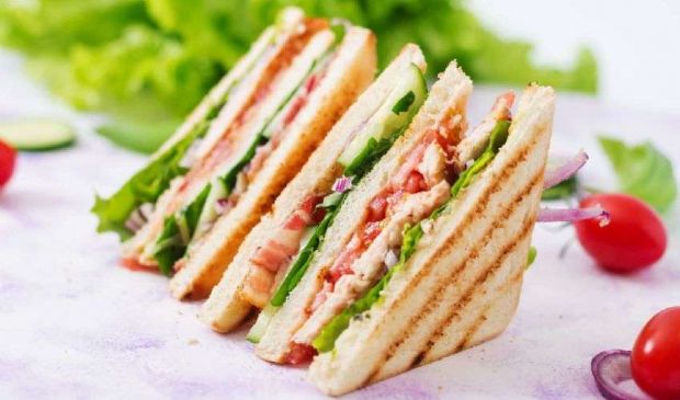 Club Sandwich: ricetta originale americana ingredienti freschi strati