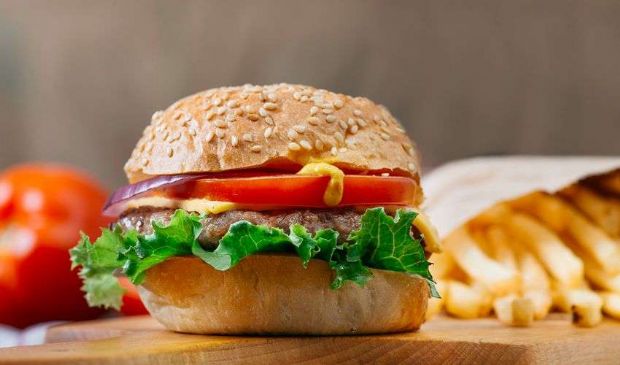 Hamburger con cipolle e cheddar: ricetta originale di chef Rubio