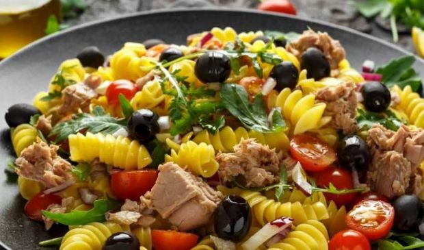 Pasta Tonno Zucchine e Olive: ricetta estiva semplice e veloce