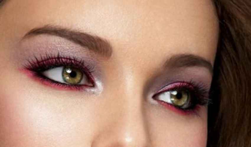 Eyeliner colorato 2020 e rossetto: ecco le nuove tendenze make up