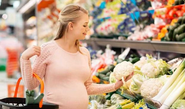 Alimentazione in gravidanza: cosa è meglio mangiare ed evitare?