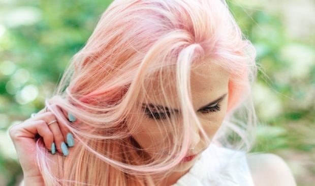 Colori capelli 2021: mushroom blonde, nero dorato, rosa pastello