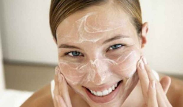 Crema esfoliante viso corpo: cos’è a cosa serve e migliori marche INCI