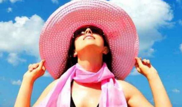 Eritema solare viso e corpo: cosa fare, come curare la pelle, rimedi