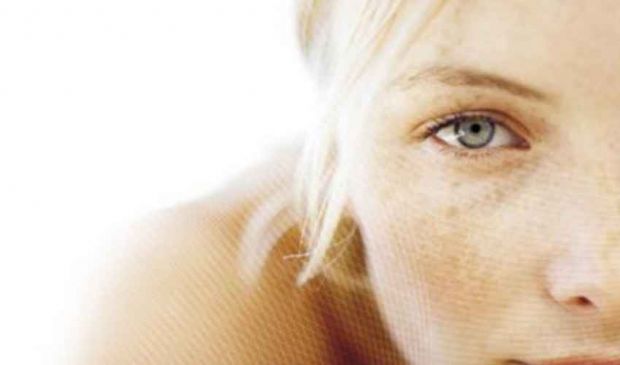 Macchie scure sulla pelle del viso: come eliminarle, cura e rimedi