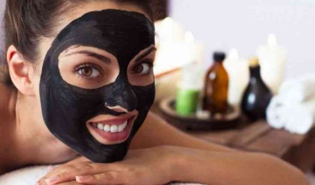 Maschera nera punti neri fai da te: ricetta black mask e ingredienti