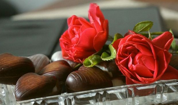 San Valentino, perché si regalano rose rosse (e cioccolatini) 