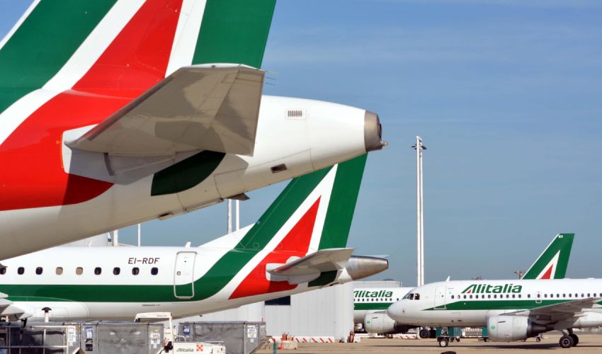 Alitalia, allarme stipendi: 6 mila dipendenti avranno meno di 500 euro