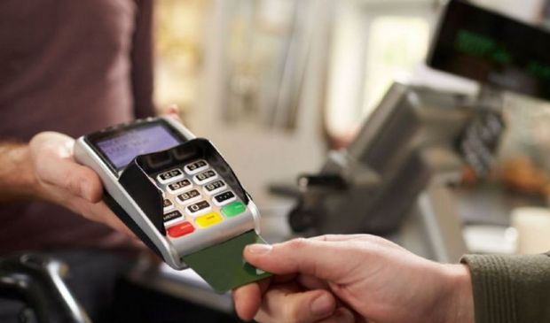 “Saltano” le multe per chi rifiuta il bancomat: perché e come funziona