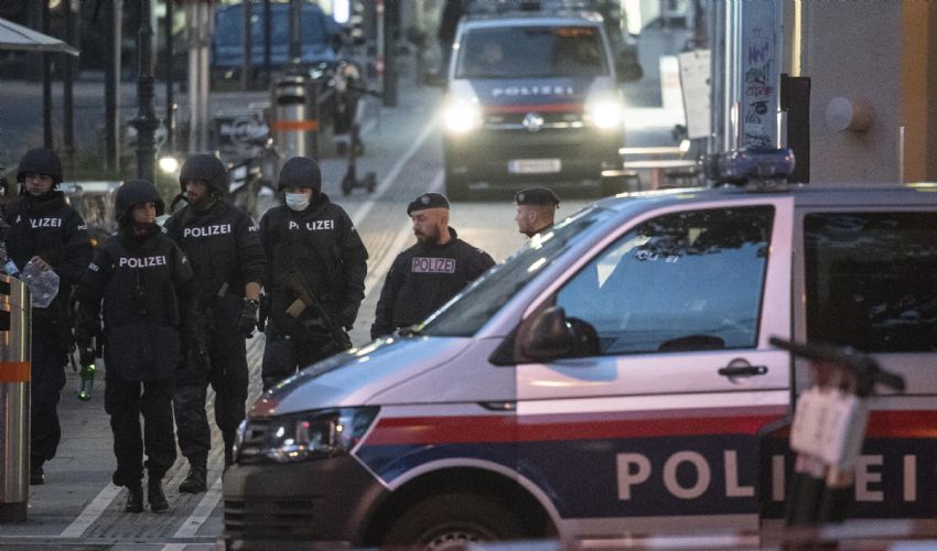 Attentato a Vienna, 4 morti: ucciso il killer. Isis rivendica attacco