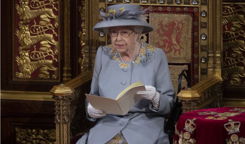 Queen’s speech, Elisabetta in abito lilla in ricordo di Filippo