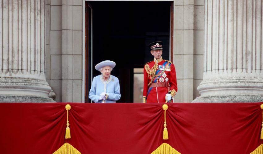 Giubileo di Platino, la Regina si affaccia dal balcone reale