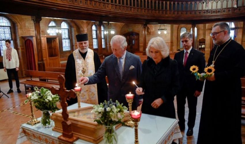 Guerra in Ucraina, il principe Carlo e Camilla pregano per la pace