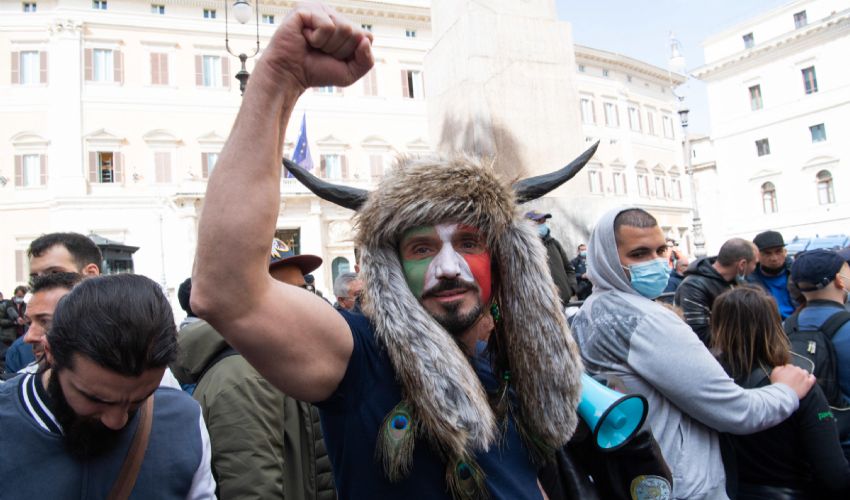 Proteste per le riaperture in tutta Italia. Tensioni a Montecitorio
