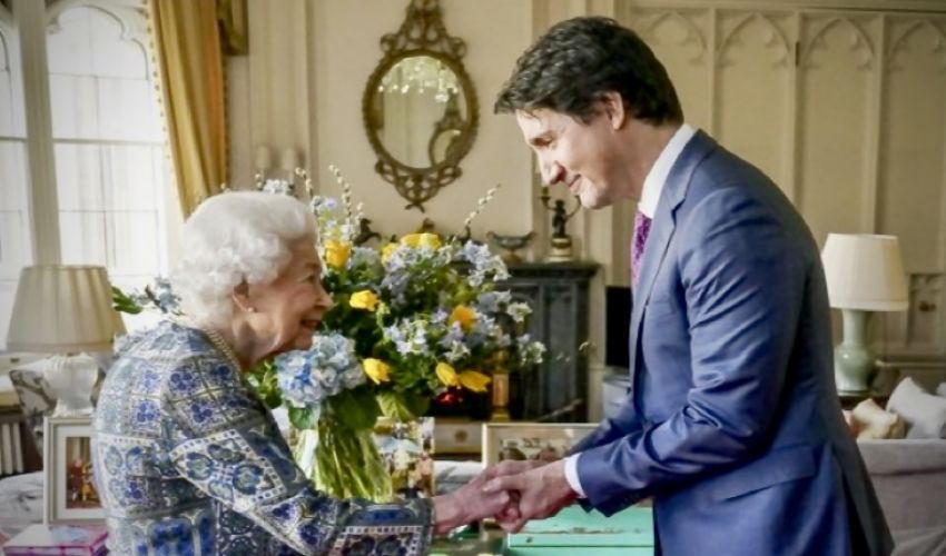 La regina Elisabetta si schiera con l’Ucraina e riceve Trudeau