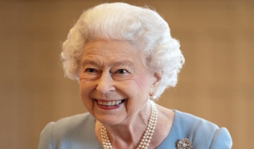 Elisabetta II positiva al Covid, preoccupazione a Buckingham palace