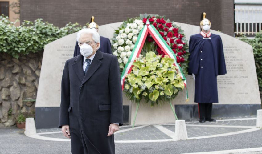 Sequestro Aldo Moro, l’omaggio di Mattarella in via Fani a Roma