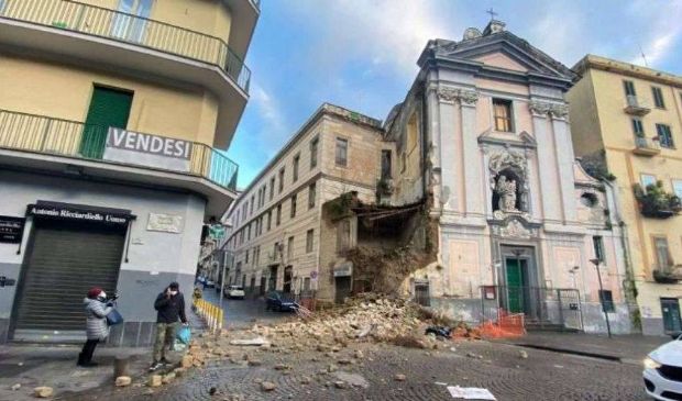 Napoli, crolla facciata chiesa del Rosariello: non ci sono feriti