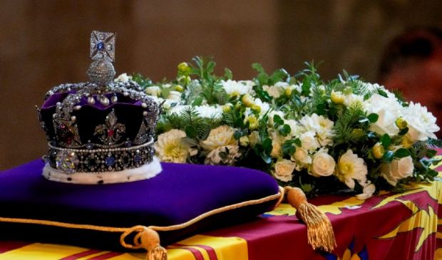 L’ultimo addio alla regina Elisabetta II. Le lacrime di re Carlo III