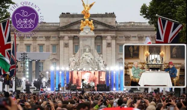 La regina apre il concerto con l’orso Paddington, simbolo di Londra