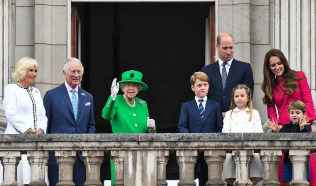 La Regina saluta dal balcone per il gran finale in nome della famiglia