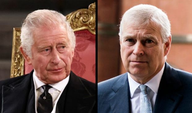 Re Carlo esclude il principe Andrea dalla Royal Family: “E’ finita”