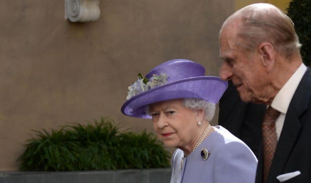 La Regina Elisabetta torna a lavoro. Il protocollo funerali di Filippo