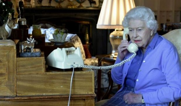 La regina Elisabetta e il suo cellulare da 007 con solo due numeri