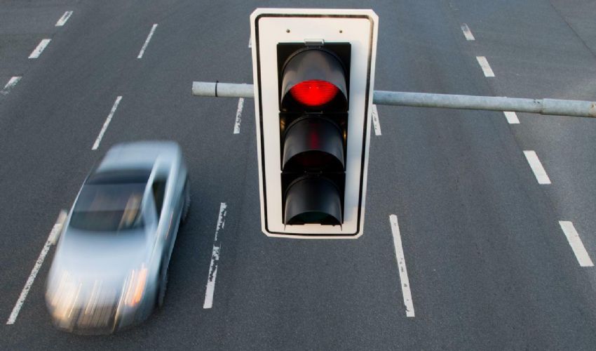 16enne al volante “brucia” 4 semafori rossi: maxi multa da 6.000 euro