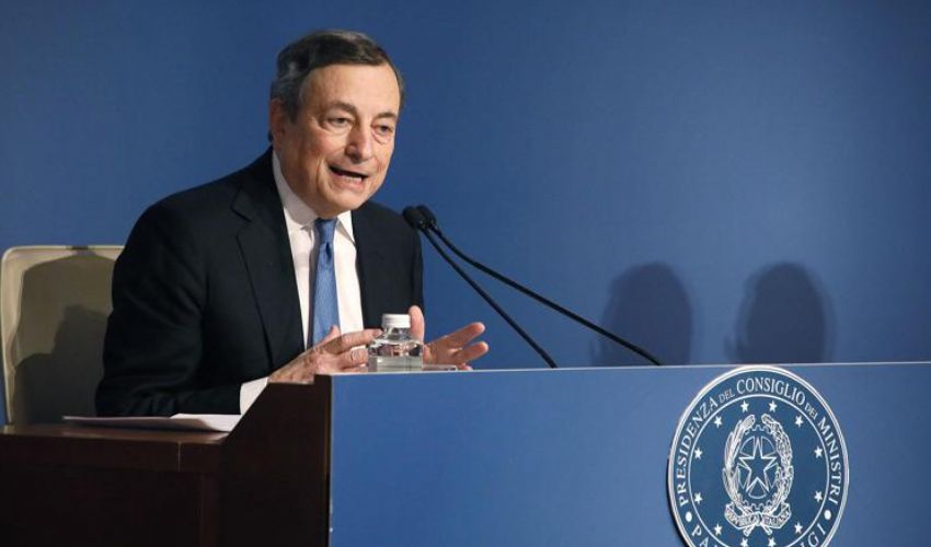 Domani, la conferenza stampa di Draghi sul nuovo decreto. Caos scuola 