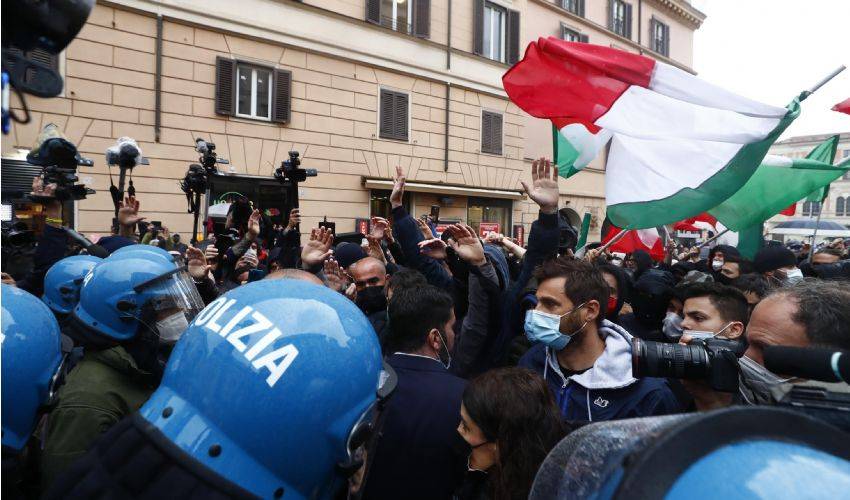 Rivolta “IoApro” a Roma, scontri in piazza e tensioni con la polizia