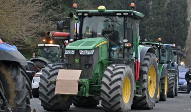 Agricoltori in rivolta, la protesta dei trattori arriva al Festival