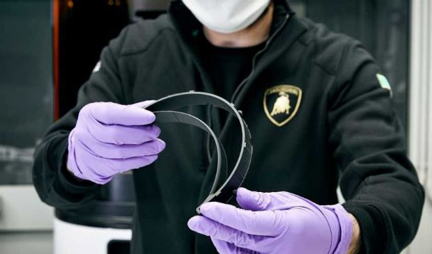 Coronavirus, Lamborghini avvia la produzione di mascherine e visiere