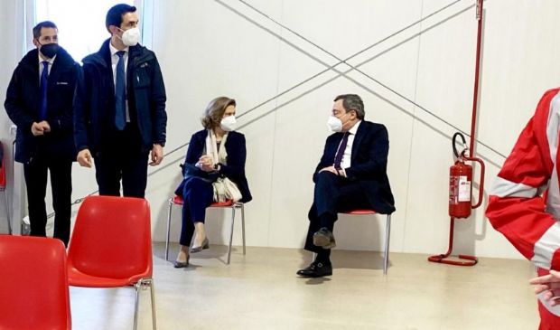 Draghi e la moglie Serenella vaccinati con AstraZeneca nell’hub a Roma