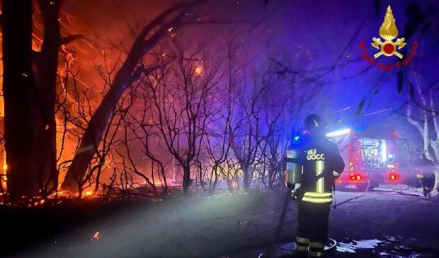 La Sicilia brucia ancora, manca acqua e luce. Incendi anche in Puglia