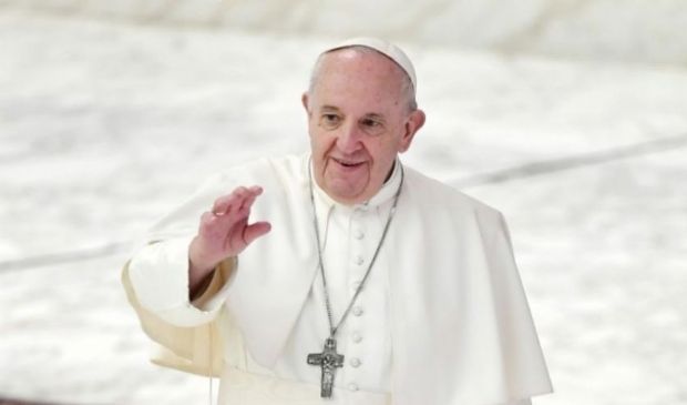 Papa, dal 1° maggio “maratona” di preghiera anti-pandemia. È polemica