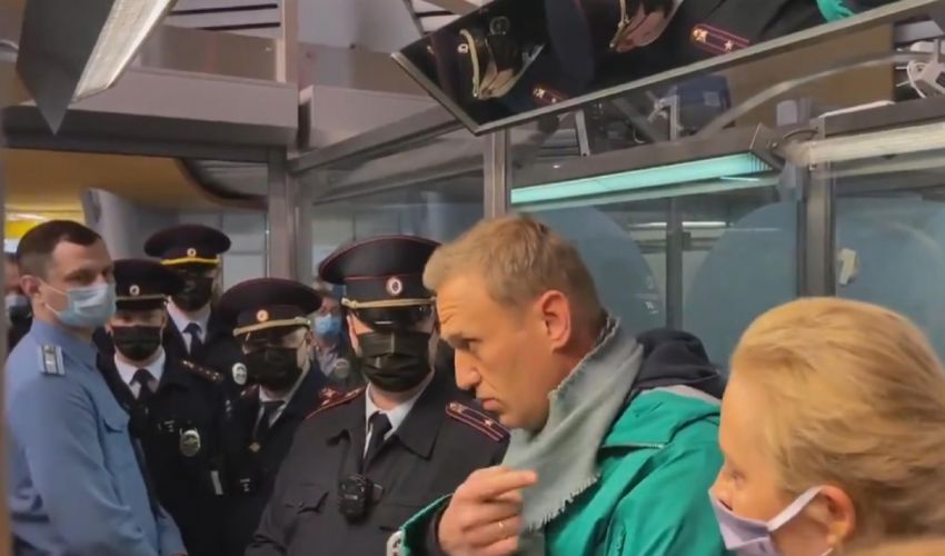 Navalny torna in Russia, subito arrestato: è di nuovo in carcere