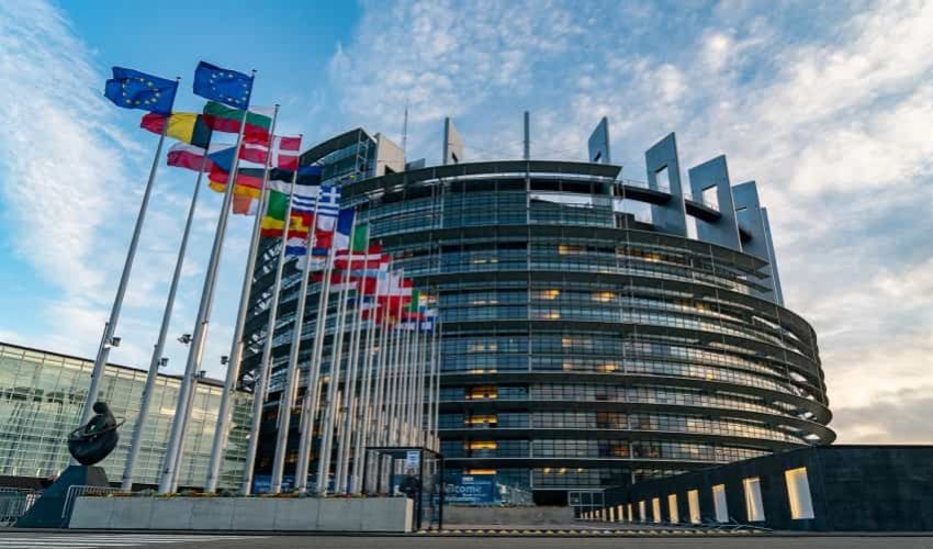 Europarlamentari a Strasburgo: green pass e brevetti in plenaria