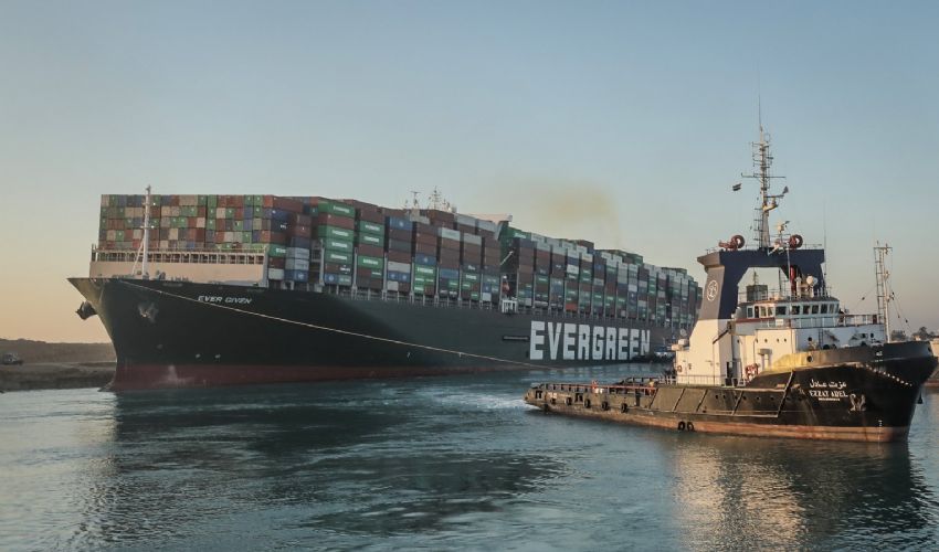 Suez: disincagliata nave portacontainer ferma da 6 giorni nel canale