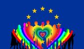 Coppie arcobaleno, cos’è il certificato europeo di genitorialità