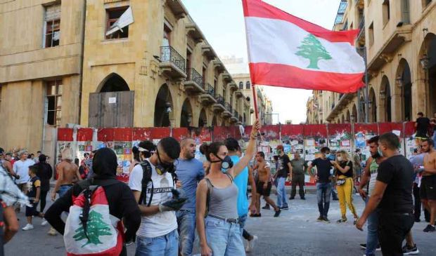 Libano: dimissioni Governo, ancora proteste. Aiuti a Beirut devastata