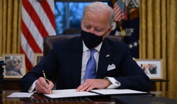 Biden presidente, firmati subito i primi 17 ordini esecutivi