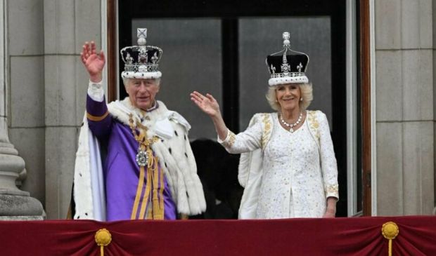 “God save the King”: Carlo III è il re d’Inghilterra e Camilla regina