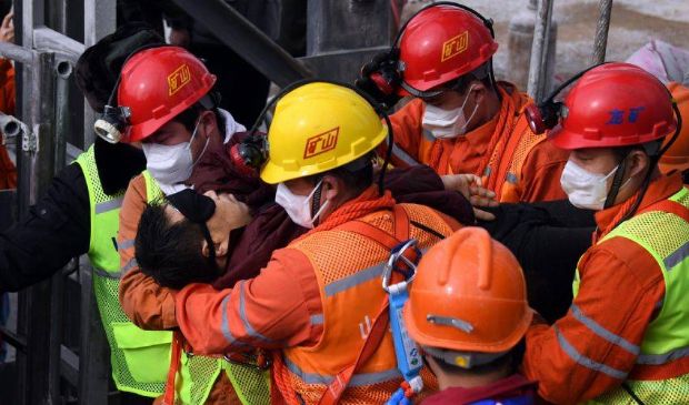 Cina, salvati 11 dei 22 minatori intrappolati nella miniera da giorni
