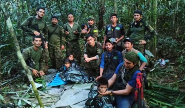 Ritrovati vivi nella giungla i 4 bambini dispersi dopo incidente aereo