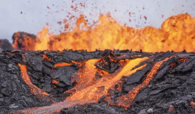 Eruzione vulcanica e terremoti in Islanda: evacuata Grindavík