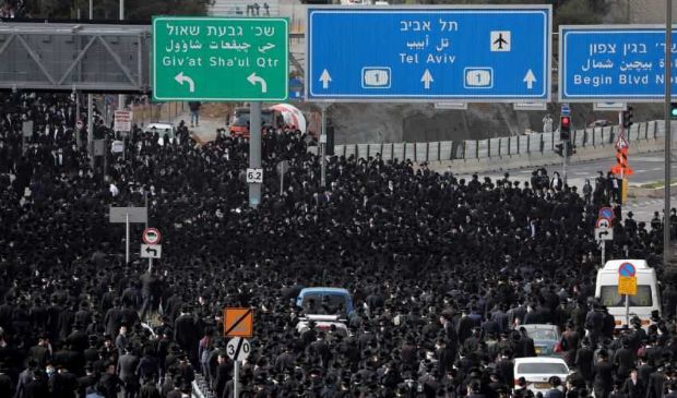 Israele, in migliaia ai funerali del rabbino, senza misure anti-Covid